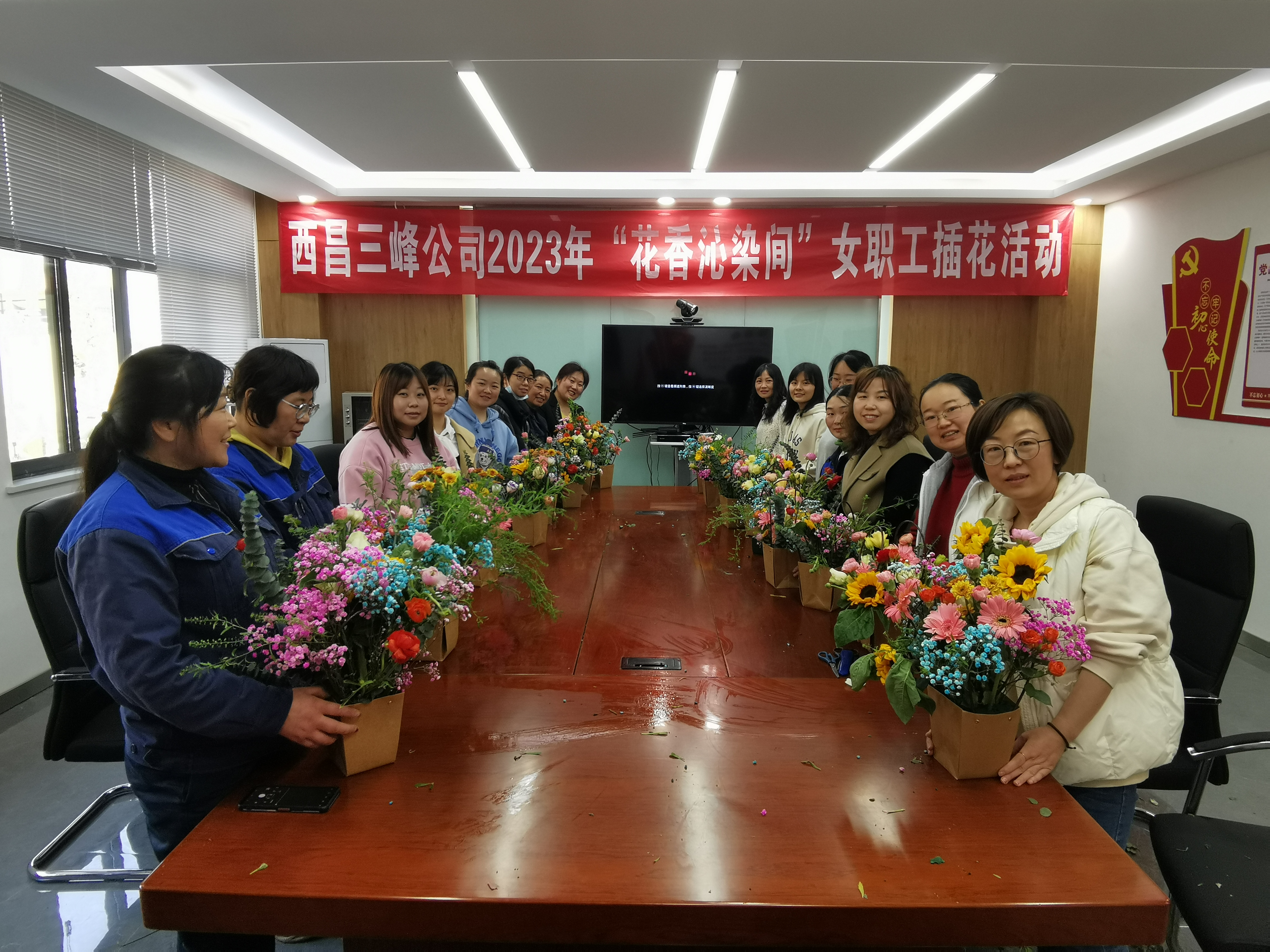 3月7日，四川西昌公司开展“花香沁染间”插花活动。.jpg