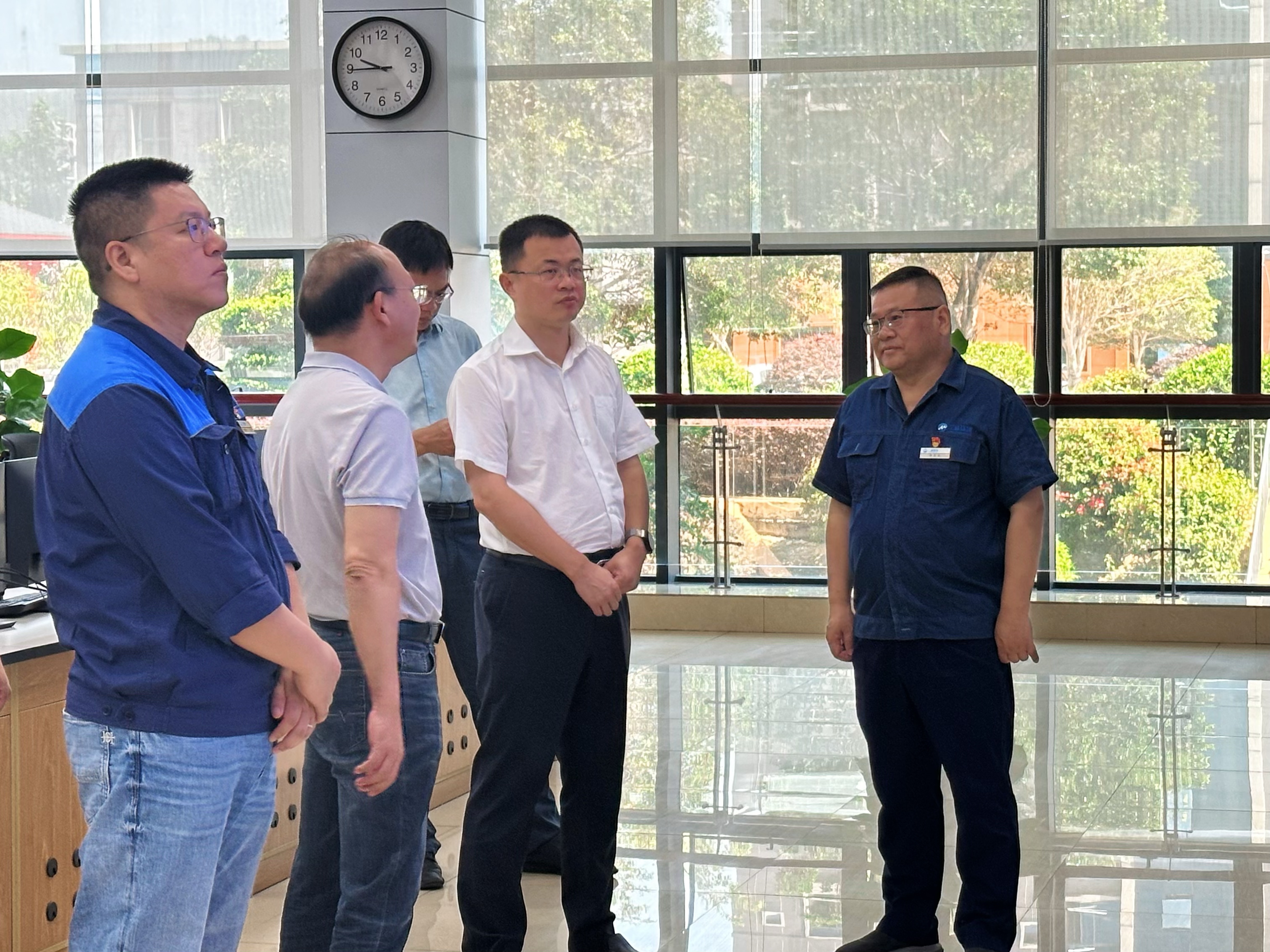 南宁市兴宁区委书记高鑫一行到南宁LD乐动公司调研指导工作.jpg